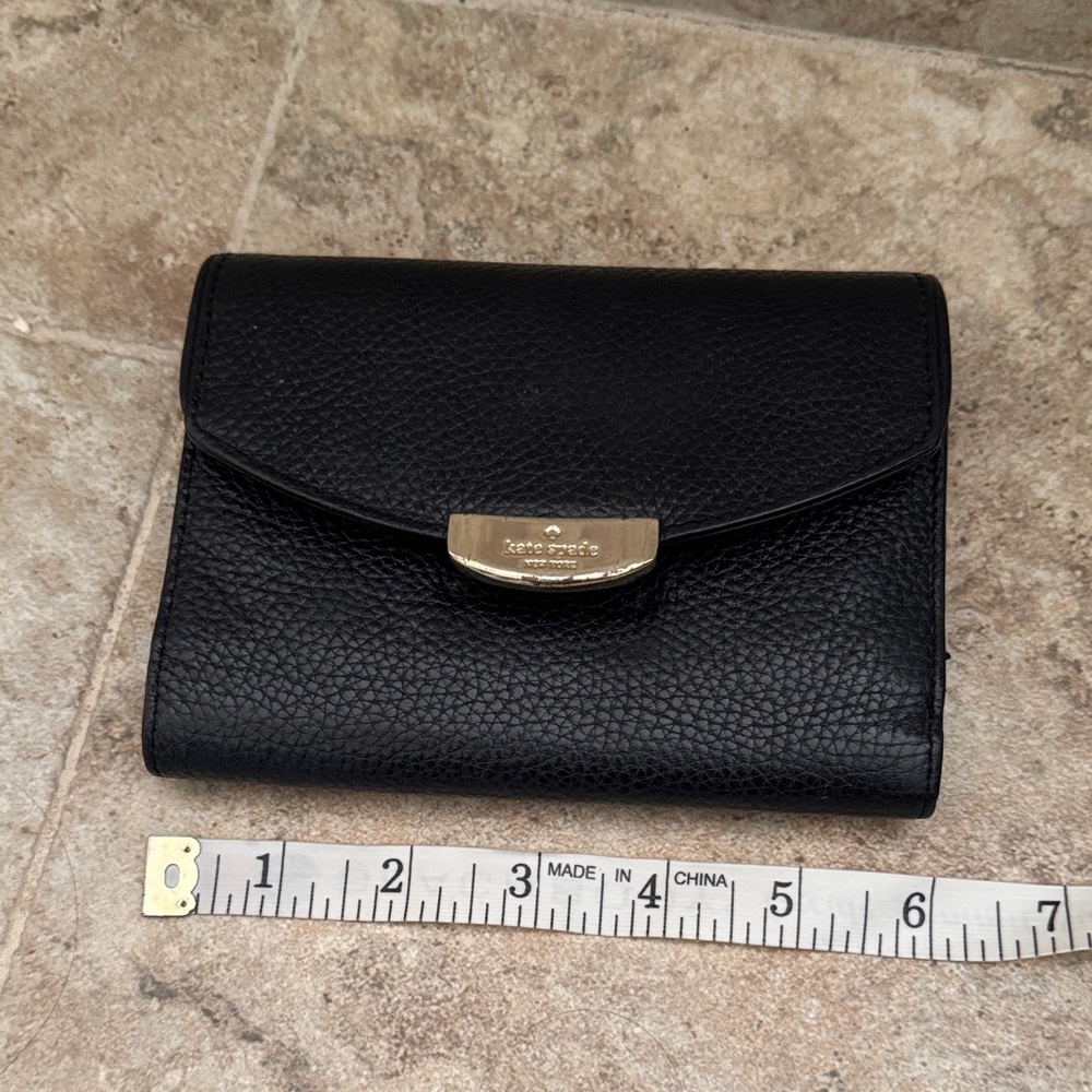 Kate Spade Callie Mulberry Street Black Trifold Pebbled Leather Wallet gold logo